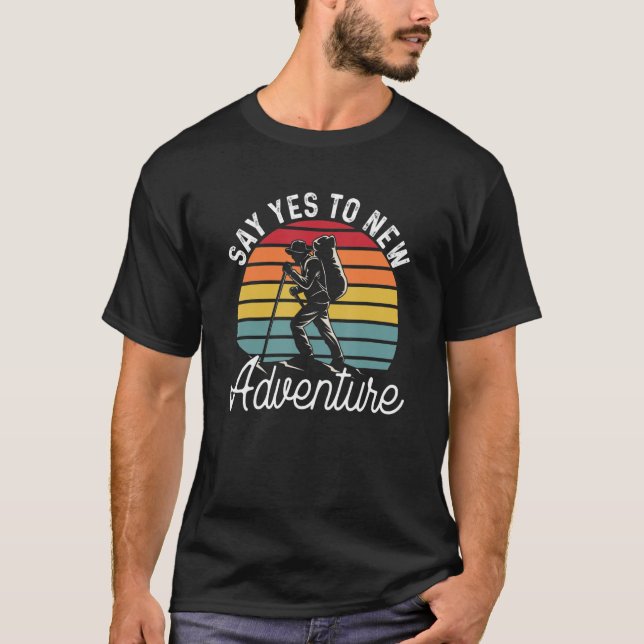 Say Yes to New Adventure Mountains Wandern Retro H T-Shirt (Vorderseite)