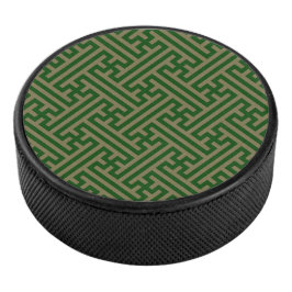 Sayagata-Muster, Japanisch, Grün und Gold Eishockey Puck