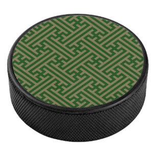 Sayagata-Muster, Japanisch, Grün und Gold Eishockey Puck