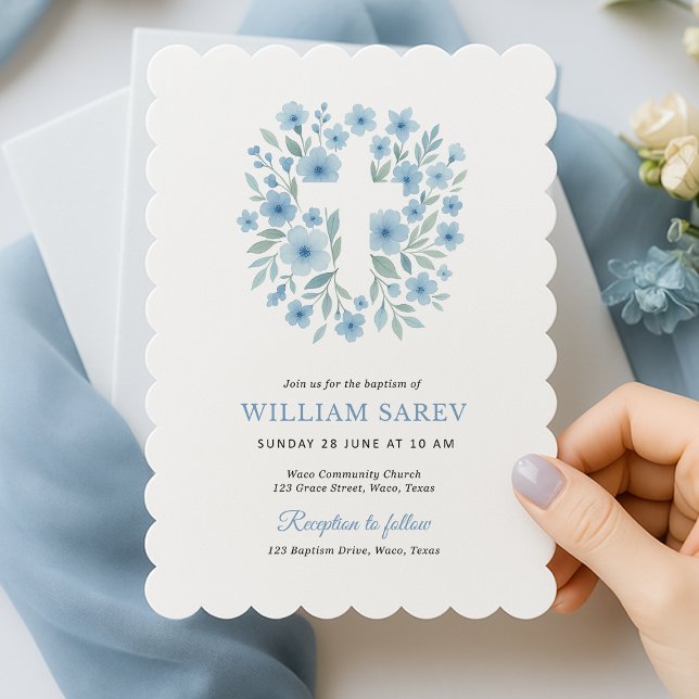 Scalloped Blue Floral Taufen Einladung für Junge (Scalloped baptism invite with blue floral cross – elegant and timeless for baby boy.)
