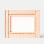 Scalloped Ribbon Baby Birth Stats Geätzte Rahmen<br><div class="desc">Ein geschmolzenes Band mit individuellem Text ist ein süßes und schönes Geschenk für neue Eltern,  um ein neues Baby zu feiern. Personalisiert mit dem Namen,  Geburtsdatum und -zeitpunkt sowie Gewicht und Länge des Babys,  verwandelt dieser gravierte Rahmen aus Holz das klassische silberne Rahmengeschenk für eine rustikale Drehung.</div>