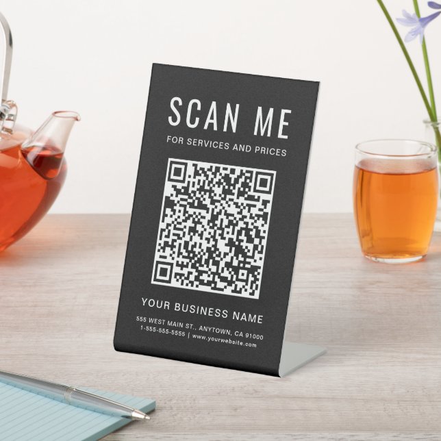 Scanne Mich QR-Code Schwarz Sockelschild (In SItu)