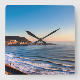 Scarborough Coastline Quadratische Wanduhr
