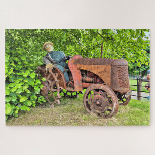 Scarecrow auf einem alten rostigen Traktor, Irland