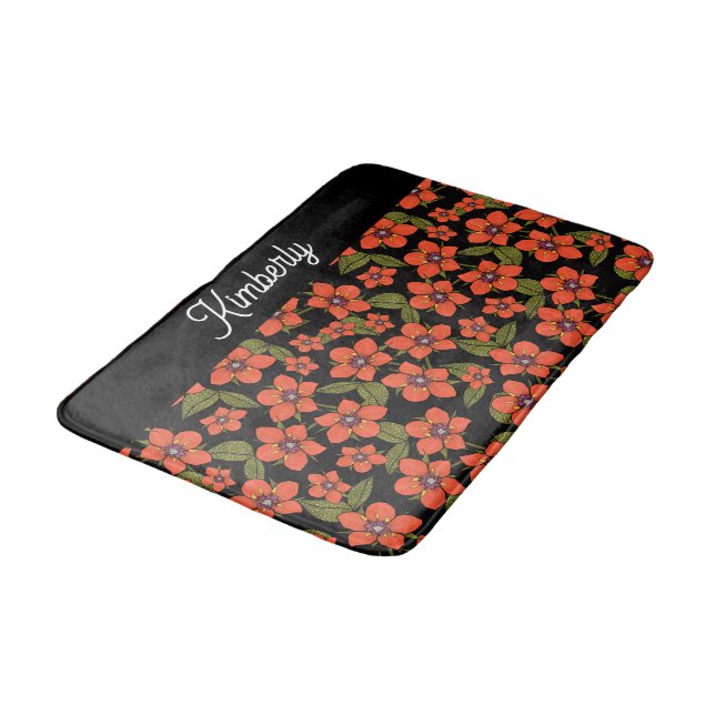 Scarlet Pimpernel Watercolor Monogram Badematte (Schrägansicht)