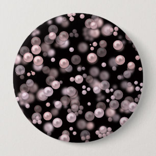 Scatterings von rosa und weißen Perlen auf schwarz Button