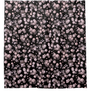 Scatterings von rosa und weißen Perlen auf schwarz Duschvorhang