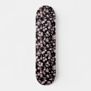 Scatterings von rosa und weißen Perlen auf schwarz Skateboard