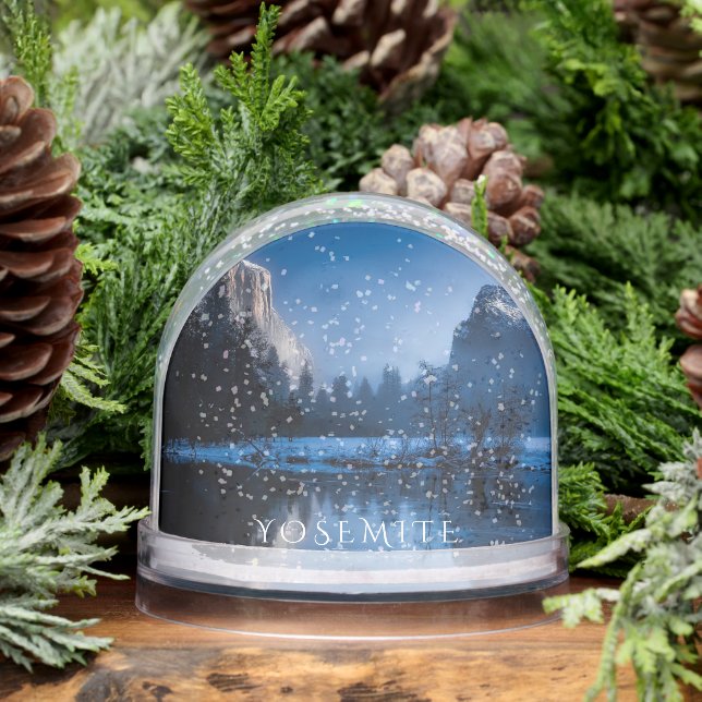 Scenic Yosemite in Winter Schneekugeln (Winter)
