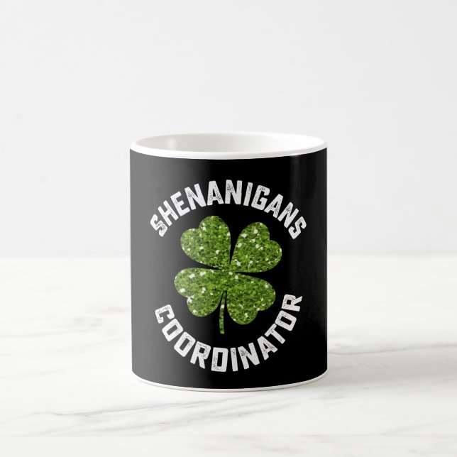 Schabernack-Koordinator Lustiger St. Patrick's Day Kaffeetasse (Mittel)