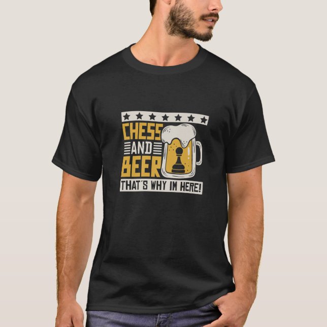 Schach und Bier deshalb bin ich hier T-Shirt (Vorderseite)
