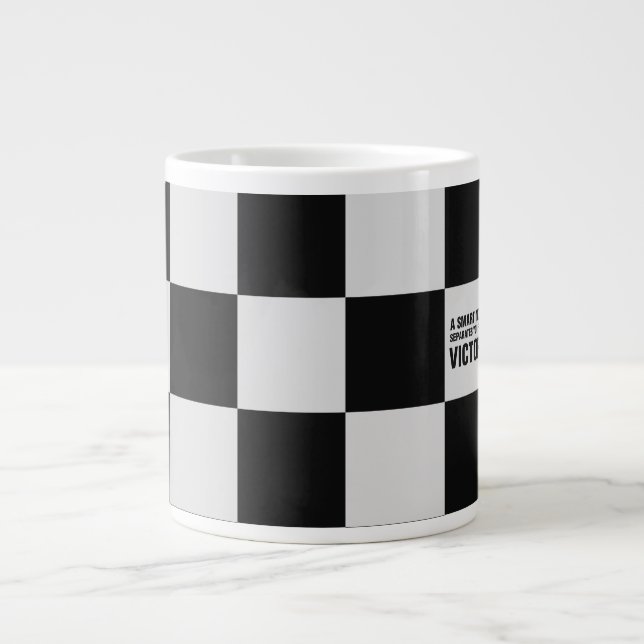 Schachbrett-Monogramm Jumbo-Tasse (Vorderseite)