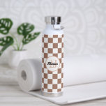 Schachbrett Quadrate Mocha-braunes Retro Monogramm Trinkflasche<br><div class="desc">Schachbrett Quadrate mocha braunes weißes Retro Monogramm Insulated Water Flasche. Gekreuztes geometrisches Retromuster Wasserflasche. Praktisches Geschenk für aktive Person. Cooles geometrisches rechteckiges Muster in Retro. Vintages Fliesen modernes Schachbrett. Personalisieren Sie Monogram mit Ihrem benutzerdefinierten Initial und Namen.</div>