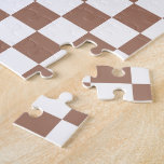 Schachbrett Quadrate mocha braunes, weißes geometr<br><div class="desc">Schachbrett quadriert mocha braunes geometrisches Retromuster Geschenk für jeden. Cooles geometrisches rechteckiges Muster in Retro. Vintage Fliesenmousse braun und weiß modernes Schachbrett.</div>