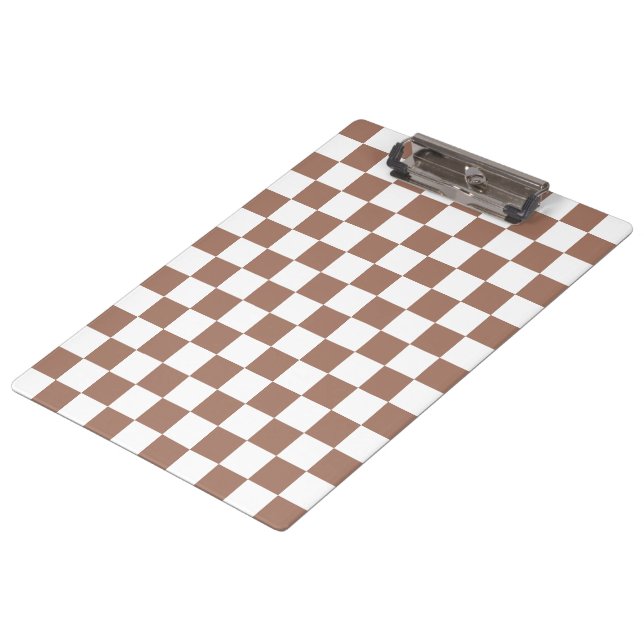 Schachbrett Quadrate mocha braunes, weißes geometr Klemmbrett (Schrägansicht)