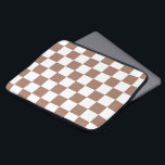 Schachbrett Quadrate mocha braunes, weißes geometr Laptopschutzhülle<br><div class="desc">Schachbrett quadriert mocha braunes geometrisches Retromuster Geschenk für jeden. Cooles geometrisches rechteckiges Muster in Retro. Vintage Fliesenmousse braun und weiß modernes Schachbrett.</div>