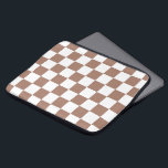 Schachbrett Quadrate mocha braunes, weißes geometr Laptopschutzhülle<br><div class="desc">Schachbrett quadriert mocha braunes geometrisches Retromuster Geschenk für jeden. Cooles geometrisches rechteckiges Muster in Retro. Vintage Fliesenmousse braun und weiß modernes Schachbrett.</div>