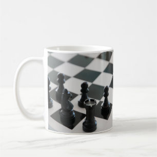 Schachbrett und Tasse der Stücke