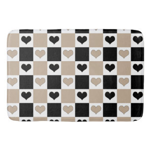 Schachbrettherzen in Taupe, Schwarz und Weiß Badematte