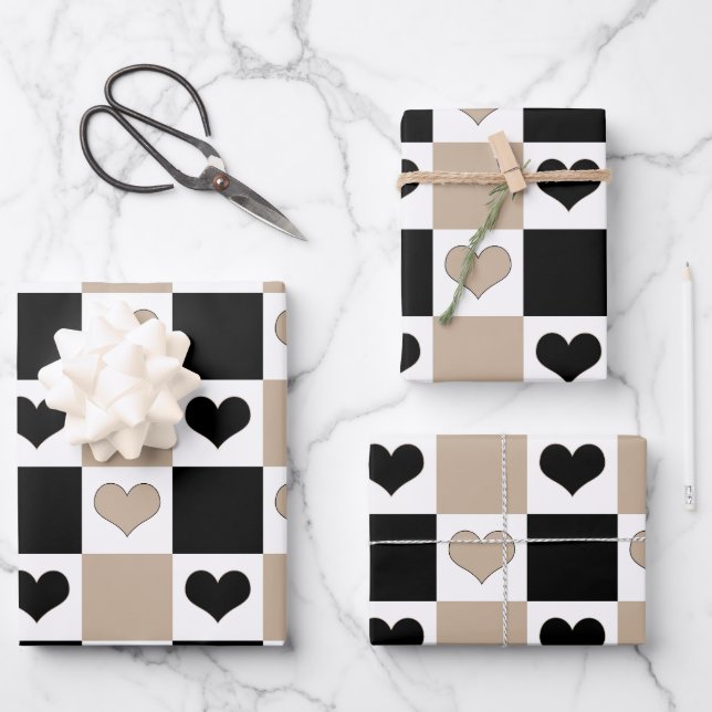 Schachbrettherzen in Taupe, Schwarz und Weiß Geschenkpapier Set (Vorderseite)