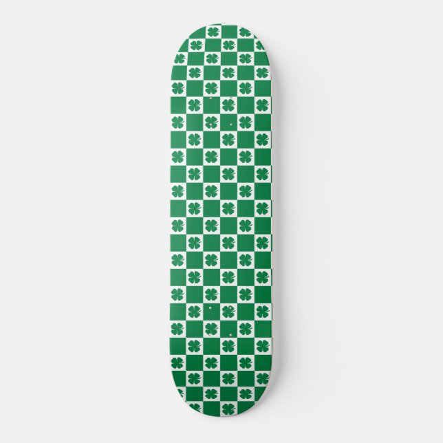 Schachbrettmuster für grünes und weißes Kleeblatt Skateboard (Vorderseite)