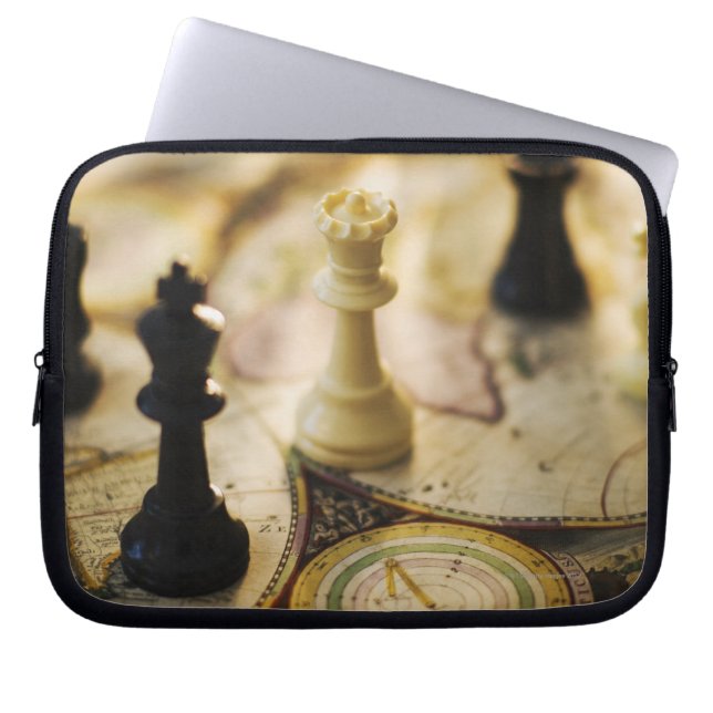 Schachfiguren auf der alten Weltkarte Laptopschutzhülle (Vorderseite)