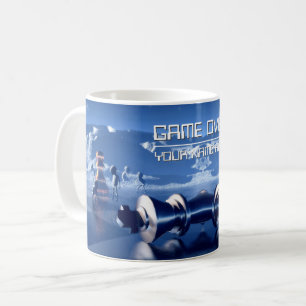 Schachfiguren auf der Planetslandschaft. Anpassbar Kaffeetasse
