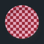 Schachrosa und Burgund Pappteller<br><div class="desc">Abstrakte Digitalkunst von rosa und bordeauxfarbenen Quadraten in karierter Form.</div>