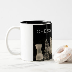 Schachspiel-Tasse in Schwarz und Weiß. Zweifarbige Tasse