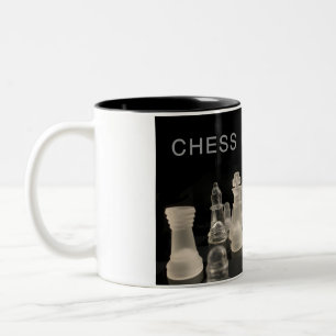 Schachspiel-Tasse in Schwarz und Weiß. Zweifarbige Tasse