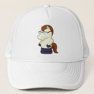 Schachstück Ritter als Pferd mit Sonnenbrille Truckerkappe