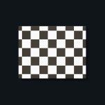Schachtel (Schwarz und Weiß) (Muster des Schachbre Leinwanddruck<br><div class="desc">Dieses Design verfügt über eine schwarz-weiße Schachflagge, die typischerweise im Motorsport verwendet wird, um das Ziel anzuzeigen. Die Flagge wird oft mit dem Gewinner eines Rennens in Verbindung gebracht, da sie die ersten sind, die an der Schachflagge vorbeifahren. Das Muster kann auch durch ein Schachbrett beeinflusst werden, das zum Spielen...</div>