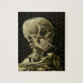Schädel eines Skeletts mit brennender Zigarette
