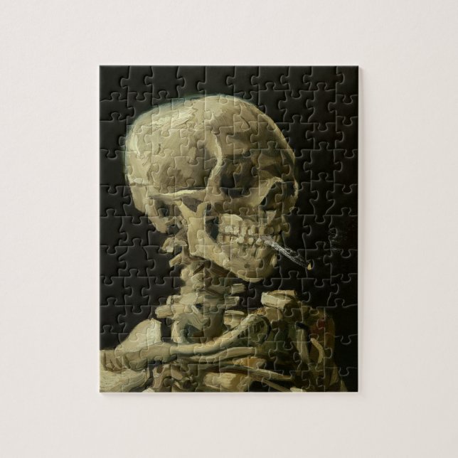 Schädel eines Skeletts mit brennender Zigarette (Vertikal)