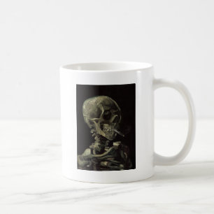 Schädel eines Skeletts mit brennender Zigarette Kaffeetasse
