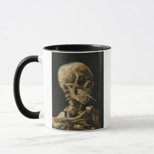 Schädel eines Skeletts mit brennender Zigarette vo Tasse