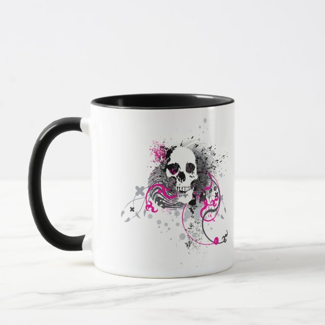 Schädel. Gerade verdrehte Pfeile. Tasse (Links)