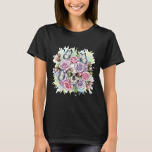Schädel mit rosa Rosen und Schmetterlingen