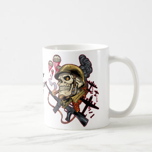 Schädel mit Sturzhelm, Flugzeugen und Bomben Kaffeetasse