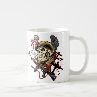 Schädel mit Sturzhelm, Flugzeugen und Bomben Kaffeetasse