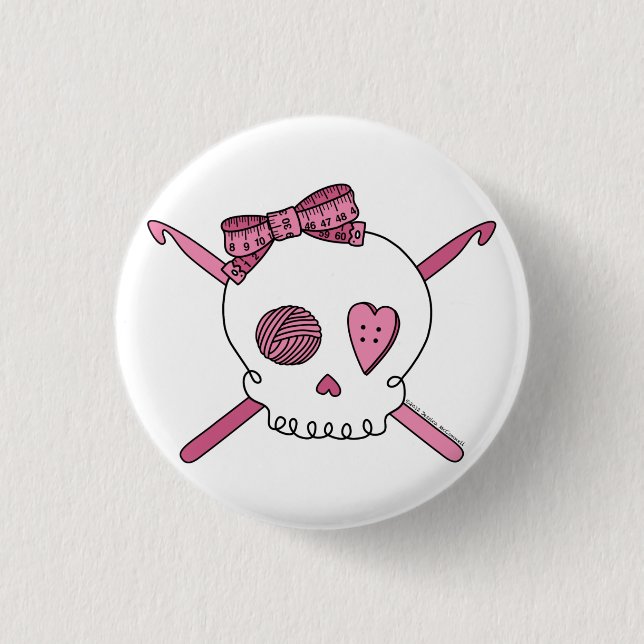 Schädel-u. Häkelarbeit-Haken (Rosa) Button (Vorderseite)