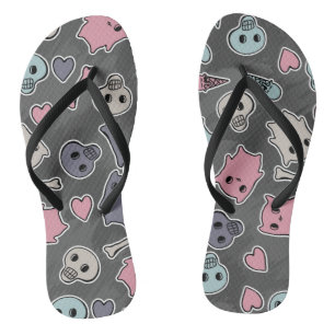 Schädel und Herzen auf schwarzem Hintergrund Flip Flops