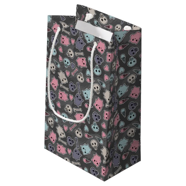 Schädel und Herzen auf schwarzem Hintergrund Kleine Geschenktüte (Rückseite Schrägansicht)