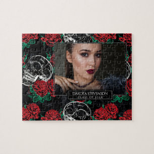 Schädel und Rote Rosen Glam Goth Abschluss Foto