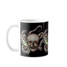 Schädel und Schlangen-Tasse