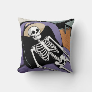 Schädel und Skelett, die Halloween-Akzente ablegen Kissen