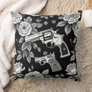 Schädel und Vintage-Revolver in Schwarz-Weiß Kissen
