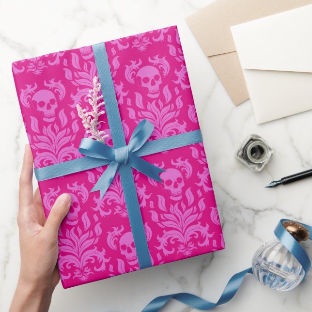 Schädelflammdamast in Bubblegum rosa auf heiß rosa Geschenkpapier (Schenken)