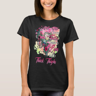 Schädelmädchen mit Tattoos, Hübsche Augen und dick T-Shirt