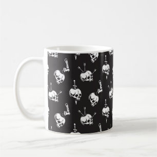 Schädelmuster mit Waffen: Dunkler Hintergrund. Kaffeetasse